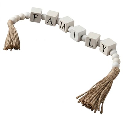 Beige houten letter slinger decoratie woonslinger FAMILY met kralen en kwastjes rustieke stijl woondecoratie plank decoratie met blokletters en touw slinger
