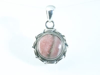 Ronde bewerkte zilveren hanger met rhodochrosiet