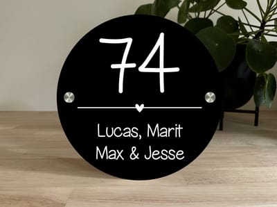 Naambordje voordeur | Huisnummerbord | streep hartje | 20cm rond | glans zwart | rvs afstandhouders