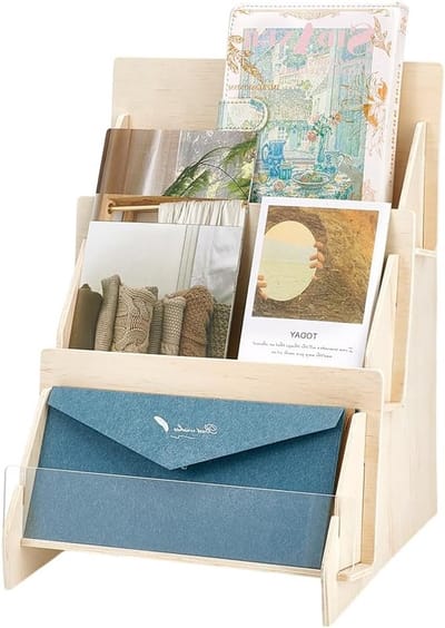 Drie-laagse houten standaard voor het tonen van wenskaarten, ansichtkaarten en foto's, ideaal voor winkel- en tafelgebruik, afmetingen 10x9.6x13 inch