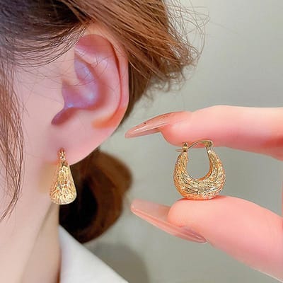 Huitan Metal Goudkleurige Holle Hoepeloorbellen voor Vrouwen Nieuwe Moderne Mode Dames Ooraccessoires Dagelijkse Draag Chic Sieraden brown