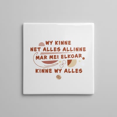 Friese Eenheidsquote Tegel 15×15 cm – “Wy kinne net alles allinne, mar mei elkoar kinne wy alles” – Inspirerend Keramisch Cadeau