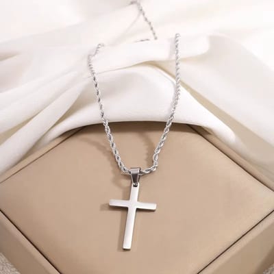 Ketting met hanger kruisje zilverkleur.