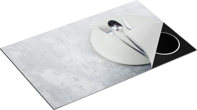 Chefcare Inductie Beschermer Bestek met een Bord op Witte Marmer - 85x52 cm - Afdekplaat Inductie - Kookplaat Beschermer - Inductie Mat