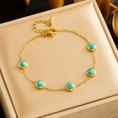 Sjika - Turquoise Armband Dames 18K Gold Plated – Goudkleurige Armband met Turquoise Stenen – Verstelbare RVS Armband – Bohemian Sieraad - Cadeau voor haar