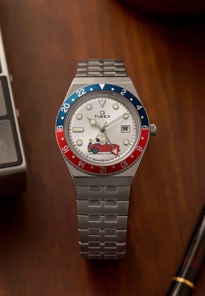 Timex Q Timex Gmt X Peanuts - Car Quartz Analoog Horloge Zilverkleurig Kast Gemaakt Van 100% Roestvrij Staal En Een Armband Van 100% Roestvrij Staal 38 TW2W83300AJ