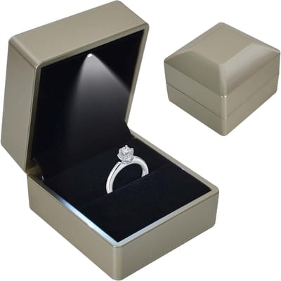 Elegante Ringdoos met LED Verlichting, Luxe Velours Sieraden Display Box voor Huwelijksaanzoeken, Verlovingen en Cadeaus, 5.8*6.3*5cm, Goudkleurig, Perfect voor Sieradenopslag en Presentatie