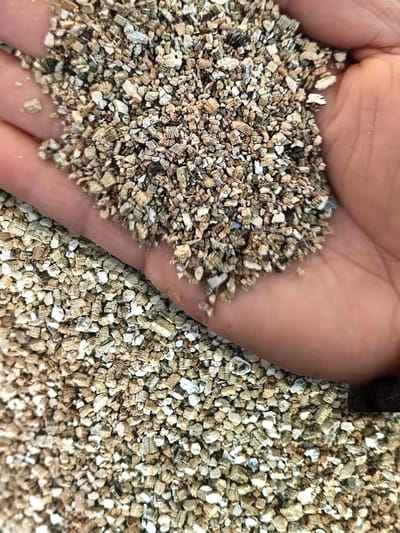 Organisch Vermiculiet - Groeimedium Bodem - Planten Verzorgen - Voorkomt Wortelrot - 30 QT Inhoud - Goudbruin