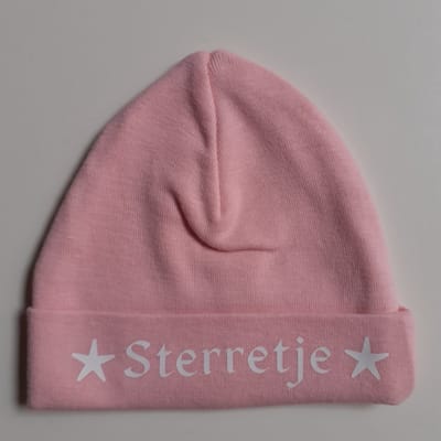 Mutsje met tekst - Sterretje (wit) - Roze muts - maat 50/56 - newborn mutsje - katoen