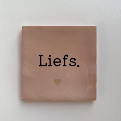 Liefs. (Roze tegeltje) - Spreuktegel - Tegeltje met tekst - Tegeltje met Spreuk - Cadeautje - Origineel cadeau - Moederdag cadeau