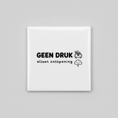 Ontspannende Tekst Decoratie Tegel “Geen Druk Alleen Ontspanning” – Rustgevende Minimalistische Wand- & Woondecoratie – 15 x 15 cm Keramische Tegel