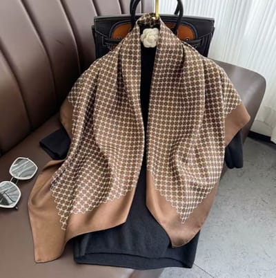 Stijlvolle Sjaal Chocolade Bruin / Koffie met motief - Sjaaltje - Bandana - Satijn - Prachtige glans - Chique om nek of aan tas! - DH collection