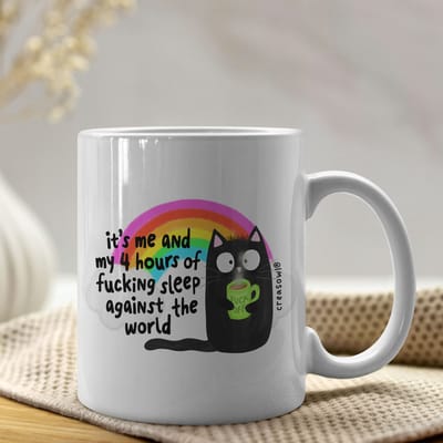 Creasowl® It’s Me and My 4 Hours of Sleep Against the World Mok – Keramische Witte Koffiemok 330ml - Grappige Quote - Perfect Cadeau voor Vrienden, Collega’s & Koffieliefhebbers