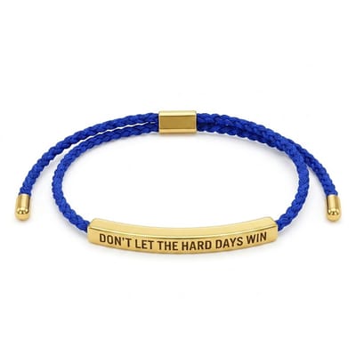 Kobaltblauw gevlochten koord armband voor heren en dames met goudkleurige plaat en gegraveerde tekst "Don't Let The Hard Days Win" – verstelbaar
