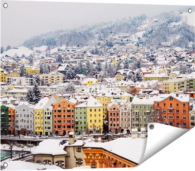Gards Tuinposter Gekleurde Huisjes met Sneeuw in Oostenrijk - 80x60 cm - Tuindoek - Tuindecoratie - Wanddecoratie buiten - Tuinschilderij