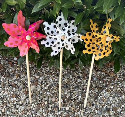 Set van 3 windmolens - kunststof+houten steker "bolletjes motief"- meerkleurig - dia 17 cm x hoogte 48 cm - Tuinaccessoires - tuinstekers