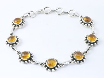 Bewerkte zilveren armband met amber