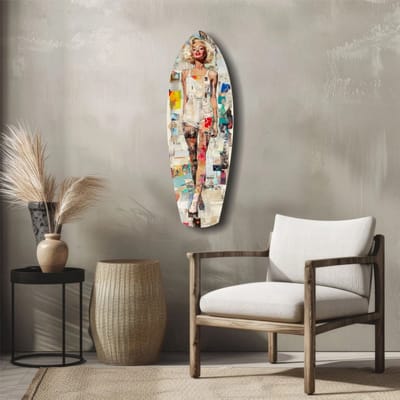 Glasschilderij in Surfplank Vorm – Marilyn Monroe in Vintage Badpak – 90x30 cm