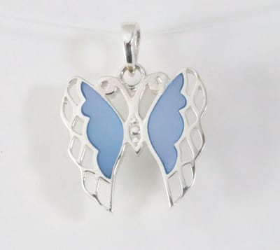 Fijne zilveren vlinder hanger met blauwe schelp