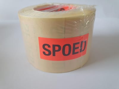 Sticker met "Spoed" erop - Formaat: 49 x 23 mm - Materiaal: rood radiant