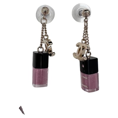 Chanel CC nagellakflesje oorbellen in roze hars