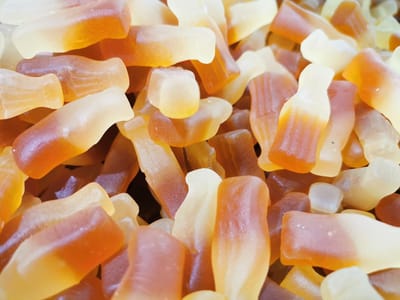 Candy Freaks Vegan Zachte Snoep Cola Flesjes 450 Gram - Biologisch - Glutenvrij - Lactosevrij - Halal Snoep - Zuivelvrij - Veganistisch - Vegan - Snoep - Cola Snoep - Diervrij - Ramadan