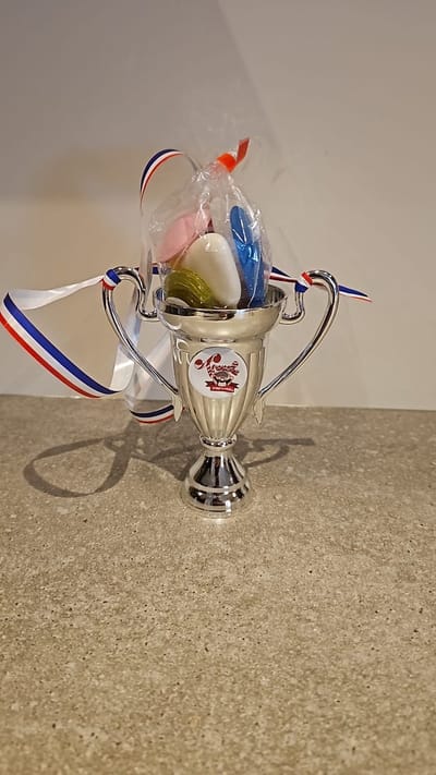 Troffee met puntzak snoep standaard traktatie zakje Sportkantine kantine feest verjaardag uitdelen avondvierdaagse wandelvierdaagse sint cadeau koningsdag carnaval vereniging