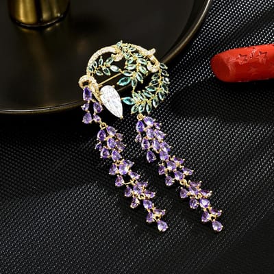 Damesbroche met elegant, licht design en kwastje in de vorm van een blauweregenbloem. Modieuze, veelzijdige broche met een uniek design. gray