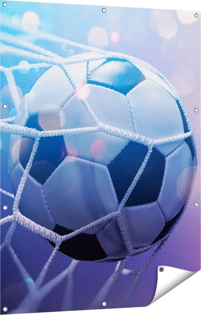 Gards Tuinposter Voetbal Bal Door het Goal Heen - 90x120 cm - Tuindoek - Tuindecoratie - Wanddecoratie buiten - Tuinschilderij