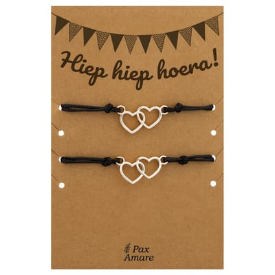 Vriendschapsarmbandjes voor 2 "Hiep Hiep Hoera" - Verbonden Hartjes - BFF Armbandjes met Verjaardags Cadeau Kaartje - Zilverkleurig - Elastisch Verstelbaar - Pax Amare