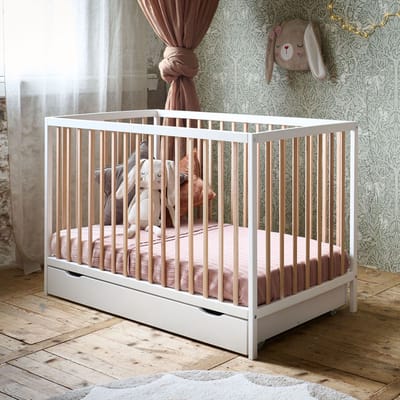 Petite Amélie ® Ledikant - 60 x 120 cm - Lattenbodem instelbaar in 3 hoogtes - Geschikt tot ongeveer 2 jaar - Stevig Bed dankzij Massief Hout & Sterk Plaatmateriaal - Wit & Naturel