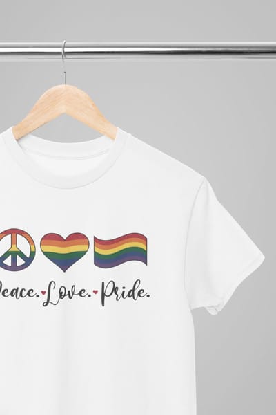 Pride shirt - Peace Love Pride - Wurban Wear | Gay pride | Pride kleding | Regenboog kleding | Pride | Pride vlag | Regenboog vlag | Regenboog | LGBTQ | LHBTI | Liefde | Transgender | Crossdress | Amsterdam | Rainbow | lgbt shirt | Wit