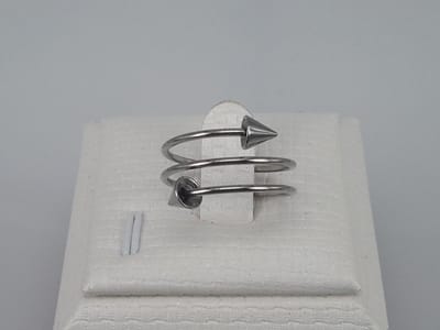 Prachtige elegant ring van edelstaal, deze ring is met dubbel draad en veerbare en aan beide eind met punt verwerkt, in maat 19