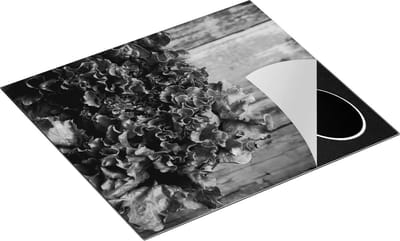 Chefcare Inductie Beschermer Groene Sla op een Houten Achtergrond - Zwart Wit - 60x50 cm - Afdekplaat Inductie - Kookplaat Beschermer - Inductie Mat