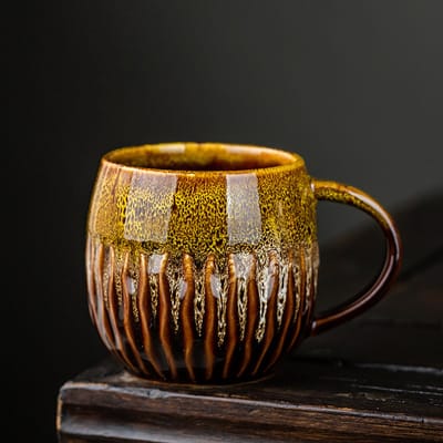 VHV-Mok - Koffiemok - Grote mok - Koffiebeker - 600 ml - Keramiek - Vaatwasserbestendig - Magnetronbestendig - Voor koffie en thee - Modern design - Geel