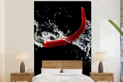Behang - Fotobehang Chilipeper - Stilleven - Water - Zwart - Rood - Breedte 200 cm x hoogte 300 cm