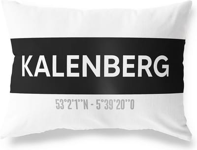 Tuinkussen KALENBERG - OVERIJSSEL met coördinaten - Buitenkussen - Bootkussen - Weerbestendig - Jouw Plaats - Studio216 - Modern - Zwart-Wit - 50x30cm