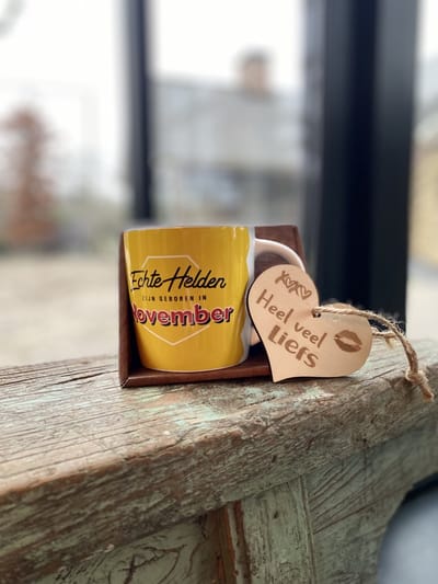 Creaties van Hier - Mok Met Houten Hartje - Koffietas - November - Verjaardag - Porselein