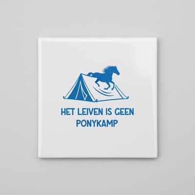 “Het Leven Is Geen Ponykamp” Keramische Tegel met Paard & Tent Illustratie – Grappige Motiverende Quote Wanddecoratie – 15 × 15 cm