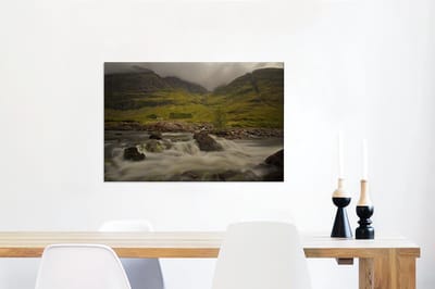 Canvas Schilderij Wilde rivier tussen de groene omgeving in Glen Coe - 90x60 cm - Wanddecoratie