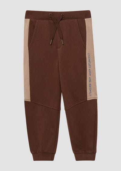 Joggingbroek met contrasterende banden en bedrukt detail voor baby jongen s.Oliver