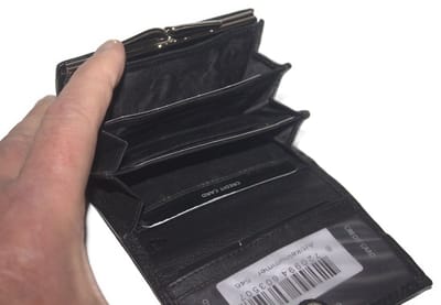 Oi zwarte leren knip portemonnee / kleine overslagbeurs met beugelsluiting binnenin / ouderwets knipbeursje met ruimte voor biljetten / compacte portemonnee met kliksluiting aan de binnenkant / Beveiligd tegen skimmen / zwart leer / 546