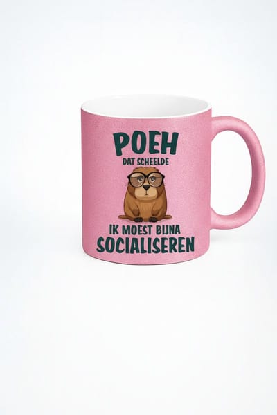 “Poeh Dat Scheelde – Ik Moest Bijna Socialiseren” 330ml Roze Glitter Koffiemok – Grappige Introverte Bever – Leuk Cadeau Idee