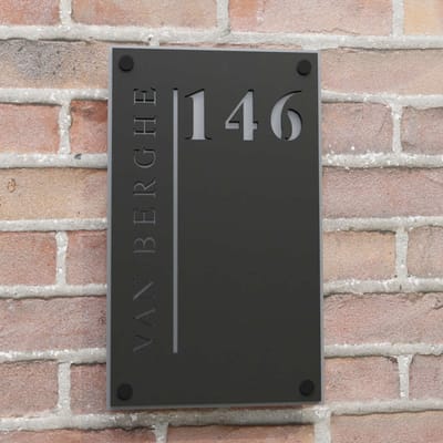 Naambordje voordeur - Huisnummerbord - Rechthoek staand verticale tekst - 20x12 - zwart/metallic grijs - snapcaps