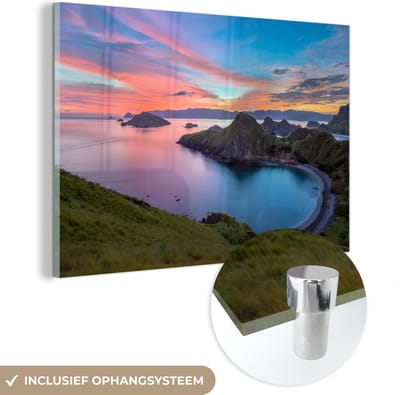 ® Glasschilderij 180x120 cm - Schilderij acrylglas - Baai in het nationaal park Komodo in Indonesië - Foto op glas - Muurdecoratie woonkamer - Wanddecoratie slaapkamer - Schilderijen