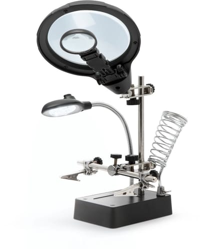 Derde Hand - Soldeerhulp Met Vergrootglas En Krokodillenklemmen - Printplaat Houder Met 5 LED Verlichting En Soldeerbouthouder - 2,5x 7,5x 10x Vergroting - Voeding USB-A kabel (incl.) Of 3x AA Batterijen - Verkoopeenheid 1 Stuk [10103]