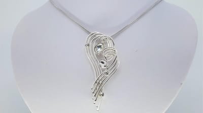 Edelstaal ketting 45 cm met hanger,R-Design met sielijke krullende draden, Opgesmukt met 6 zirkonia's in 3 maten.
