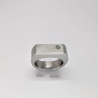Stoere edelstaal geborsteld zegelring met kleine schitterende zirkonia steen, deze prachtig zeer chique ring kan ook naar wensen iets ingraveren in maat 17.