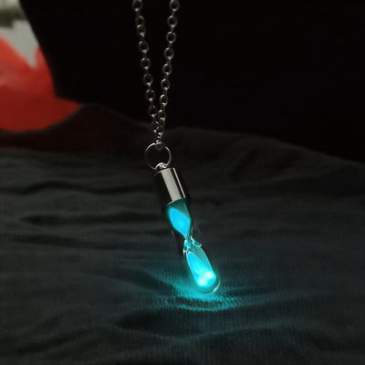Glow-in-the-Dark Zandloper Ketting – Lichtblauw – Lichtgevend Glazen Hanger met Ketting, Luminescente Drift Bottle Sieraden Cadeau