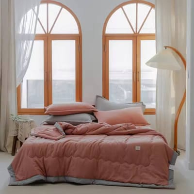 Nieuw Japans Polyester Katoen Gewatteerd Zomerdekbed Huidvriendelijk Wasbaar Licht Luxe Stijl Effen Kleur Lichtgewicht 110*150cm roze